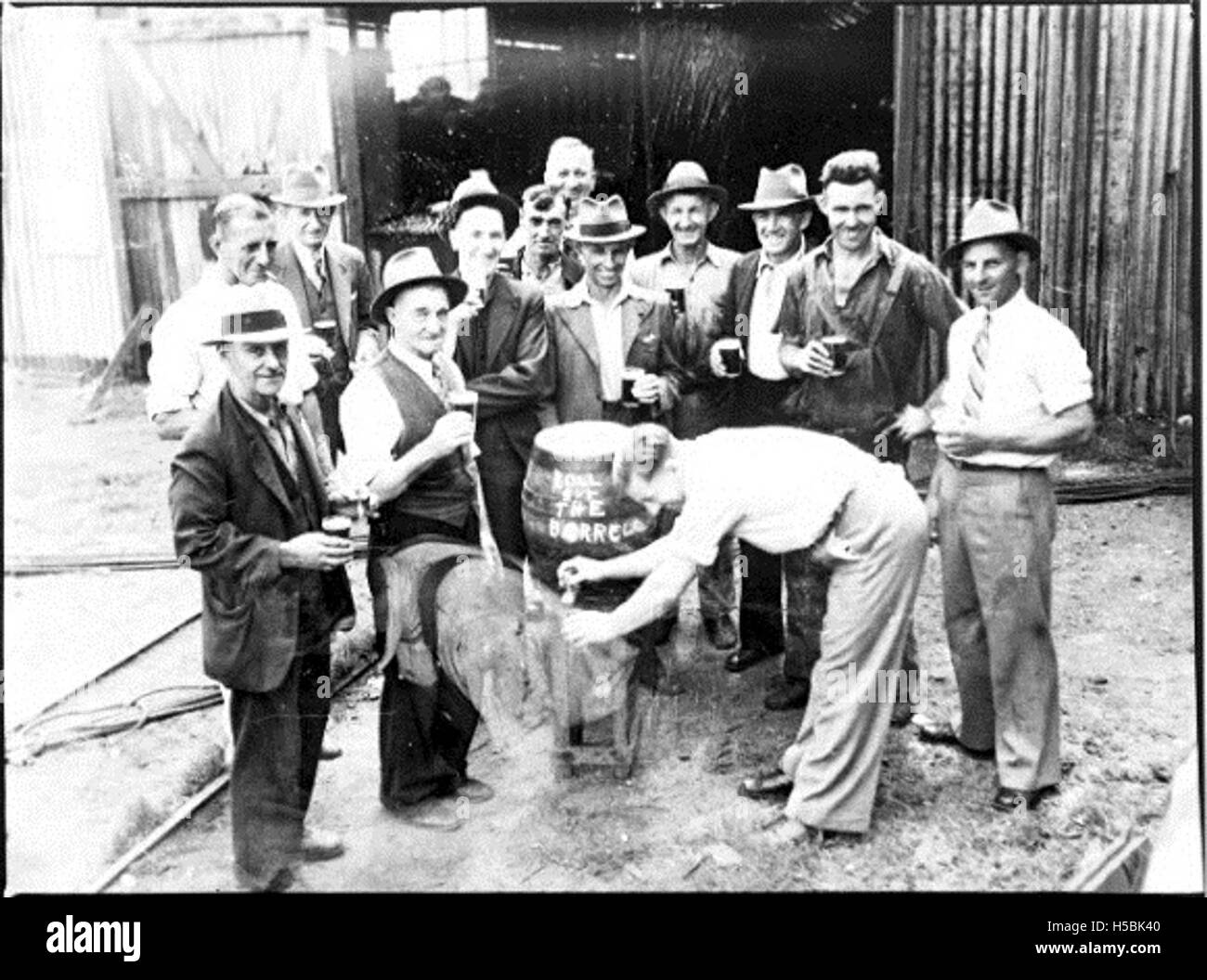 L'HMAS Warrego (II) fu lanciato come parte della marina australiana. Questo evento segnò una significativa aggiunta alla flotta navale, riflettendo la storia militare e marittima dell'Australia. Foto Stock