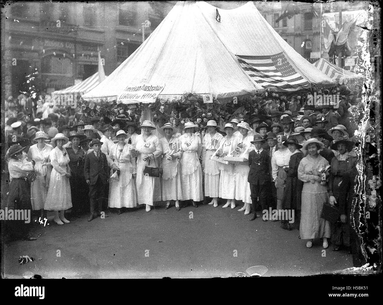 Una fotografia che mostra le donne che partecipano attivamente al War Chest Day organizzato dall'American Australian League of Help. Questo evento sostenne i soldati durante la guerra attraverso la raccolta di fondi e donazioni. Foto Stock