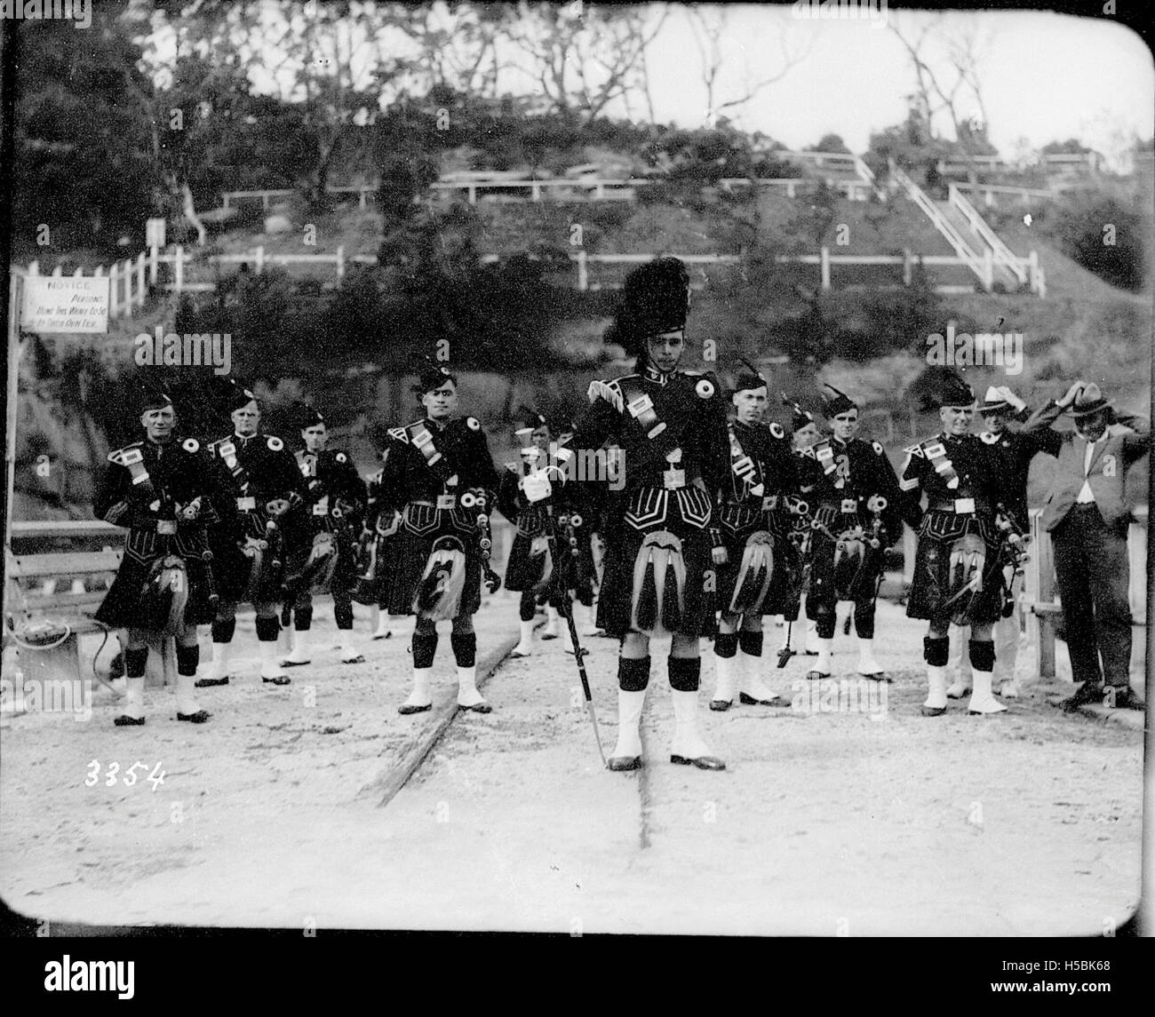 Un ritratto di una banda di cornamuse mostra musicisti che suonano cornamuse tradizionali scozzesi o irlandesi. Queste band sono spesso presenti in festival nazionali ed eventi culturali, dove eseguono musica associata al patrimonio e all'identità nazionale. Foto Stock