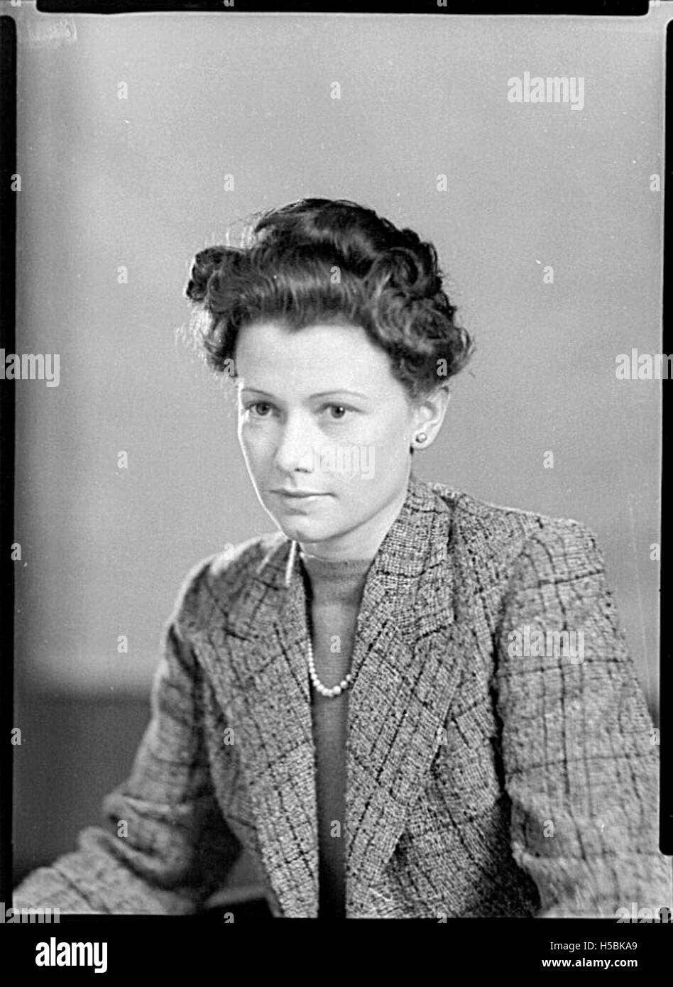 Un ritratto senza titolo di una donna, che cattura l'essenza del soggetto attraverso l'arte visiva. Il ritratto fornisce una rappresentazione del soggetto, senza dettagli specifici sull'identità dell'individuo. Foto Stock