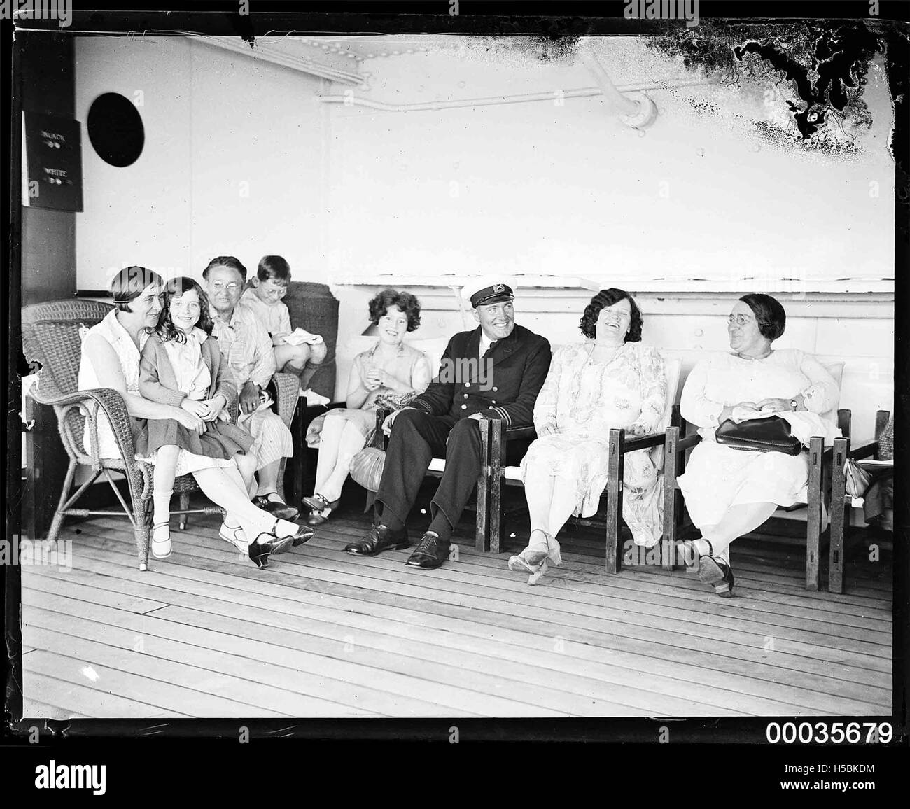 Ufficiale della nave, dei passeggeri e dei bambini seduti sul ponte della SS ORUNGAL, c 1930 Foto Stock