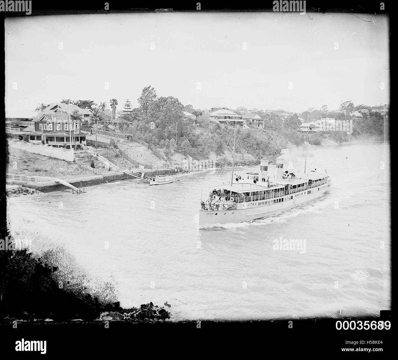 La nave passeggeri Koopa è in corso sul fiume Brisbane, mostrando il ruolo della nave nel trasporto di passeggeri lungo il fiume. L'immagine fa parte della Hood Collection, che mette in risalto lo storico trasporto marittimo di Brisbane. Foto Stock