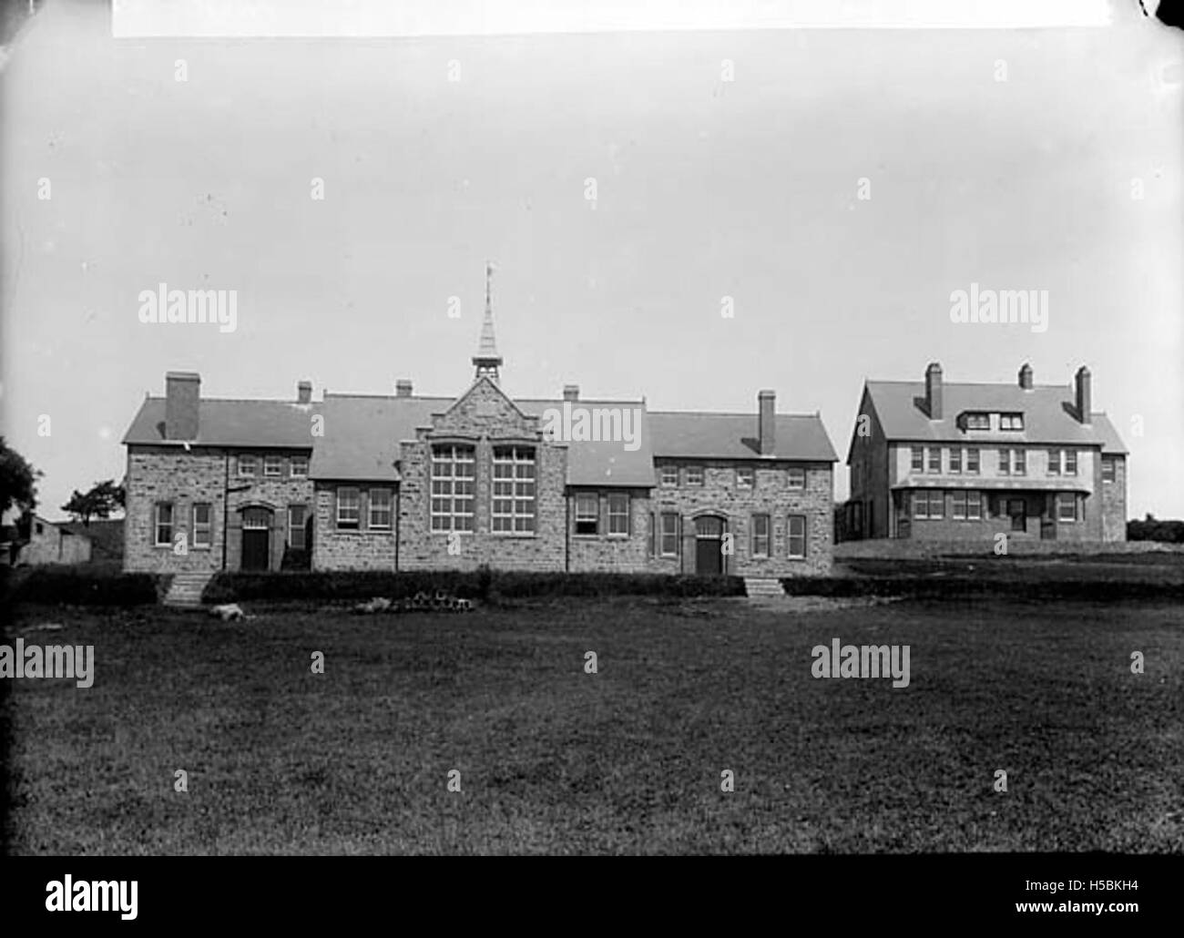 La Llandysul County School, situata a Ceredigion, Galles, è un'istituzione educativa con una ricca storia. La scuola è stata centrale per la comunità locale, fornendo istruzione a generazioni di studenti. Foto Stock