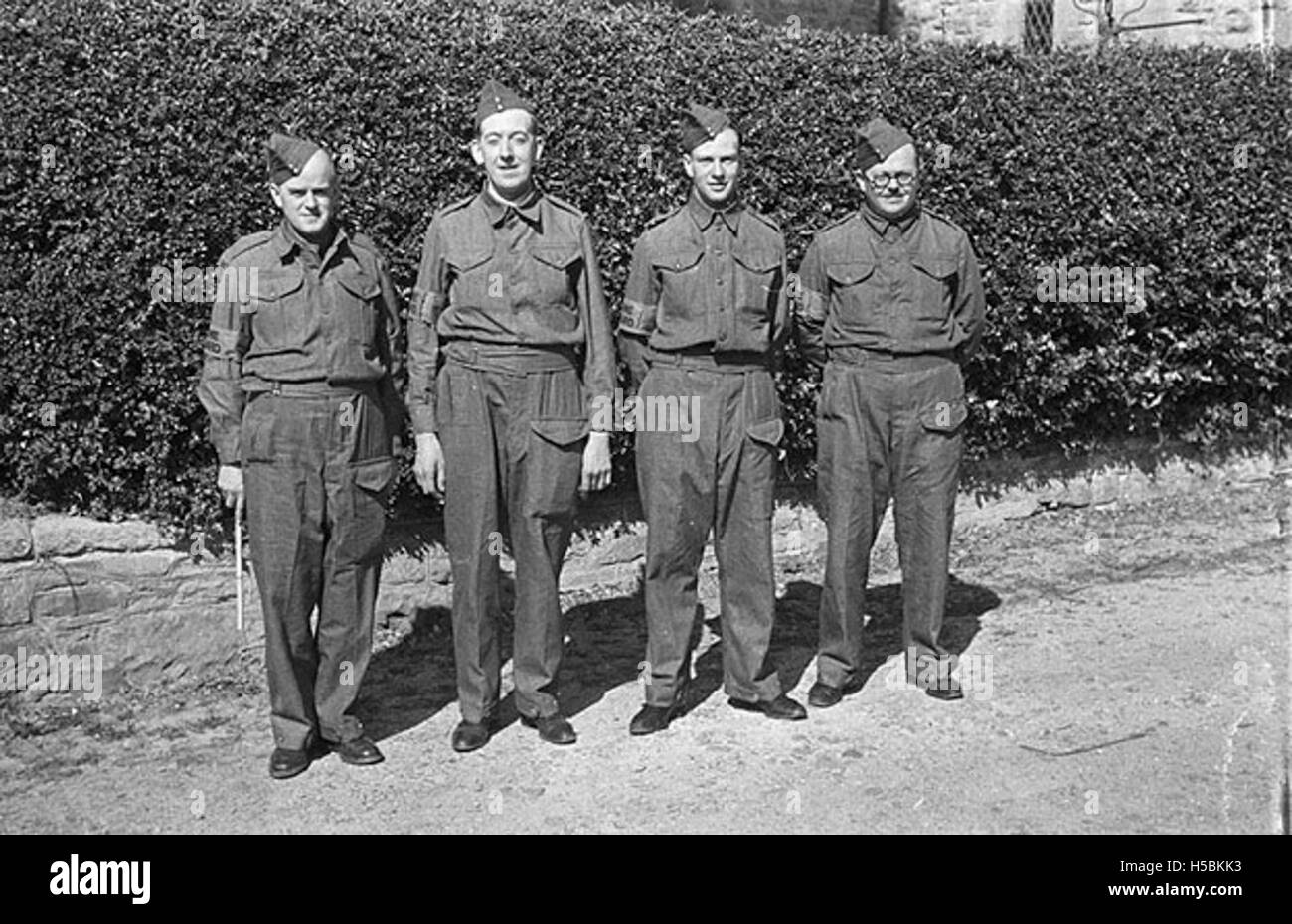 Llandyssil Home Guard (Montgomeryshire) dopo una Chiesa Parade presso Llandyssil Chiesa Parrocchiale Foto Stock