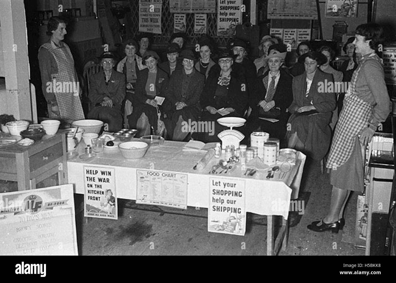 Durante la guerra, si tennero dimostrazioni di cibo e cucina presso il Messrs D. R. Davies Ironmongery Shop di Newtown, offrendo una guida pratica sul razionamento e la cucina durante la seconda guerra mondiale Foto Stock