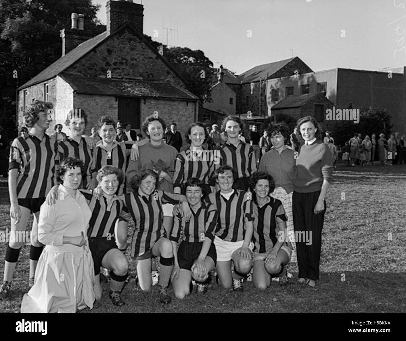 Una partita di calcio femminile tra squadre di Menai Bridge e Penrhos. Questo gioco mostra la partecipazione femminile allo sport e la crescente popolarità del calcio femminile durante il XX secolo. Foto Stock
