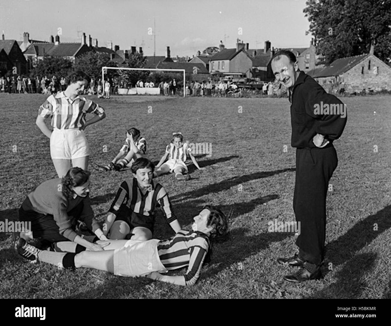 Una partita di calcio femminile tra le squadre di Menai Bridge e Penrhos viene catturata in questa immagine. La partita mette in evidenza la crescita dello sport femminile e la partecipazione delle atlete al calcio competitivo. Foto Stock