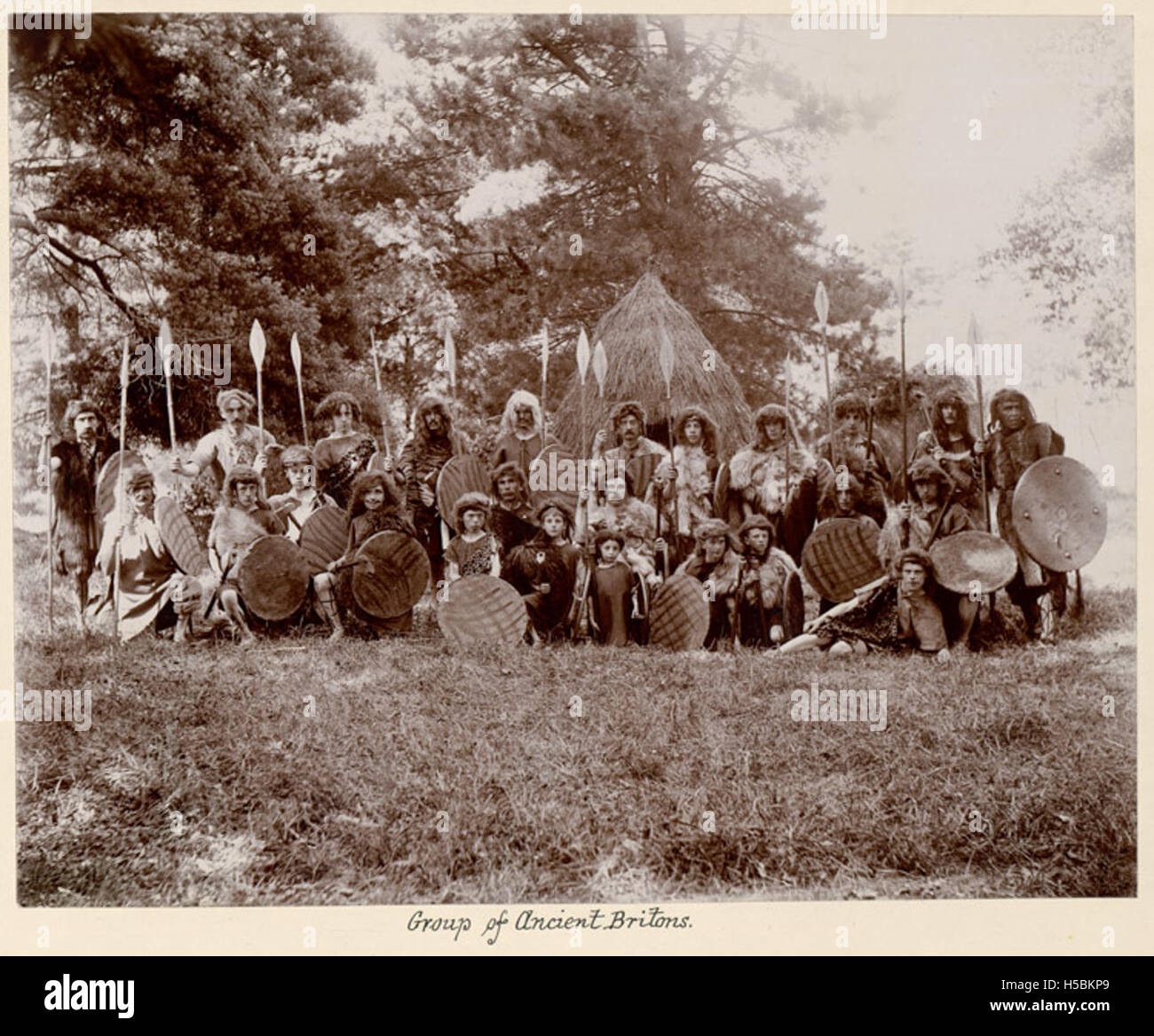 Un gruppo di antichi Britanni, raffigurati in un contesto storico, rappresenta il popolo britannico prima dell'invasione romana. Questi individui sono caratterizzati dalla loro cultura, lingua e costumi distintivi della Britannia pre-romana. Foto Stock