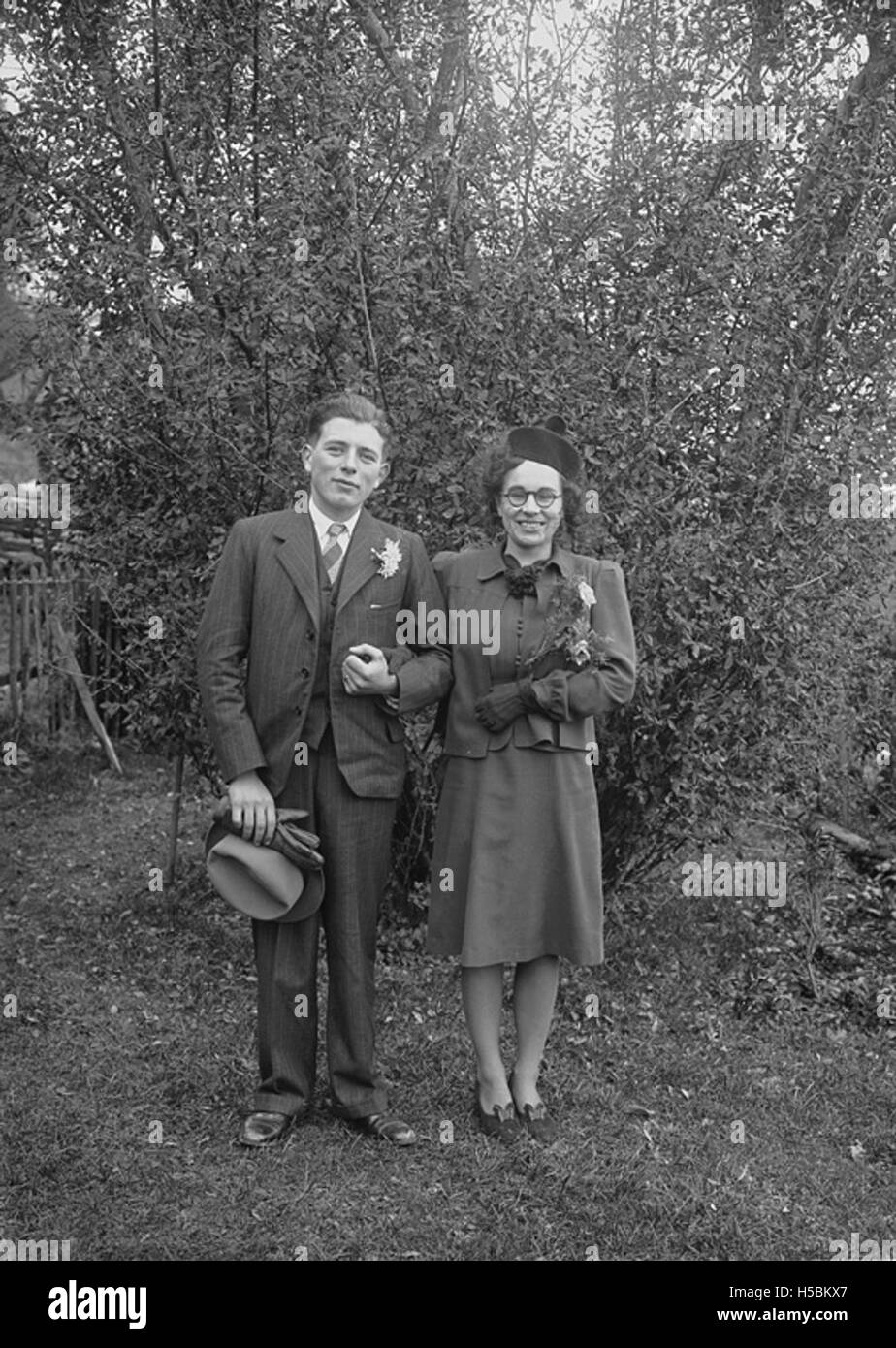 Una fotografia di una coppia di nozze, che simboleggia un momento di celebrazione e unione. Questa comune fotografia storica rappresenta la tradizione matrimoniale e il suo ruolo nelle cerimonie sociali. Foto Stock