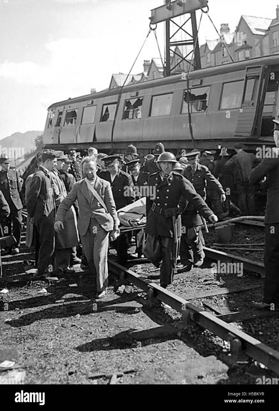 Le conseguenze dell'incidente ferroviario di Penmaenmawr sono raffigurate, mostrando la distruzione causata dall'incidente. Lo schianto, avvenuto nel 1950, provocò danni significativi e perdite di vite umane, segnando un tragico capitolo nella storia delle ferrovie. Foto Stock