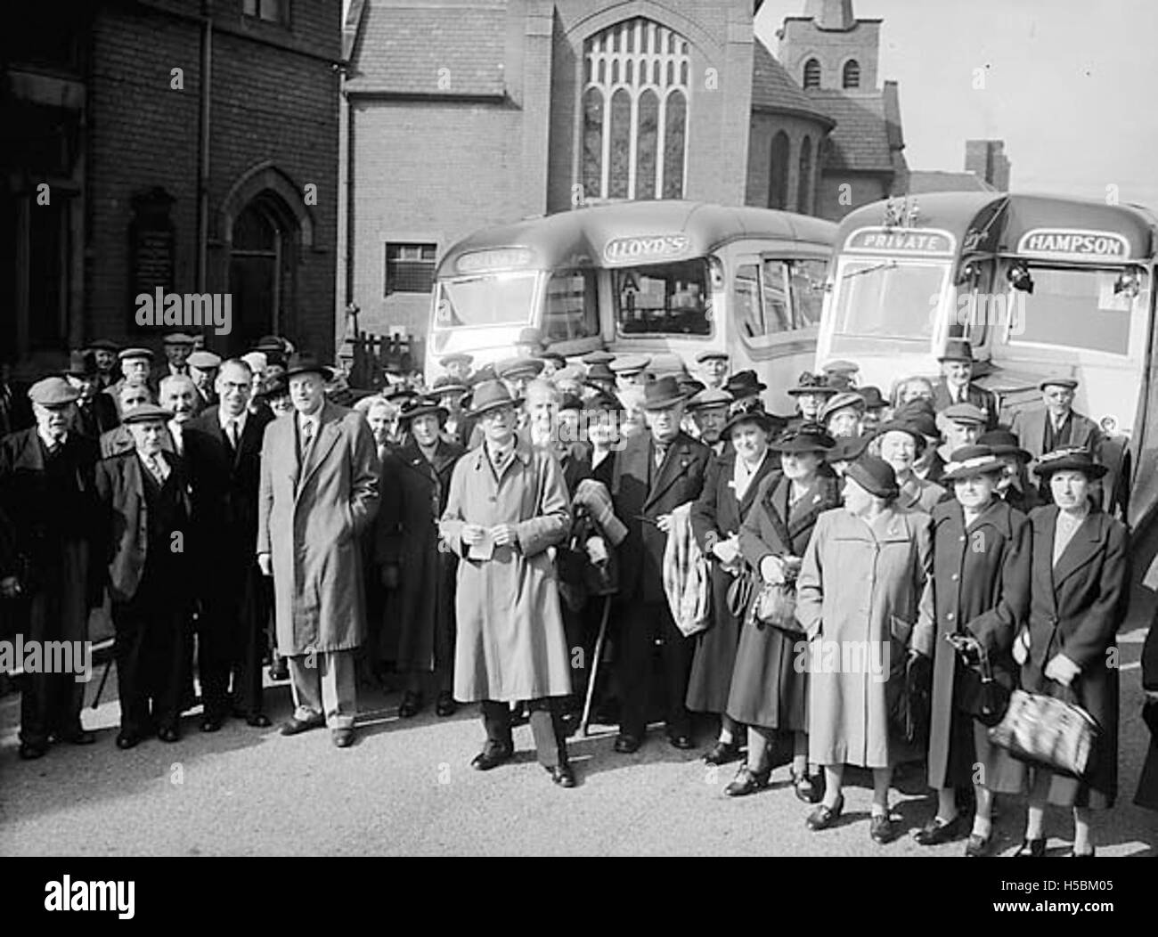 L'escursione annuale al mare dell'Oswestry Old Folks' Club è una tradizione che riunisce membri anziani della comunità per una giornata di divertimento sulla costa, promuovendo l'interazione sociale e lo spirito della comunità. Foto Stock