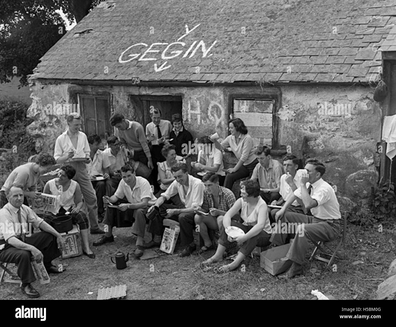 Un gruppo di giovani gallesi di Londra ha trascorso una settimana al Caernarfon Eisteddfod, in campeggio in una fattoria. L'evento mette in risalto l'incrocio tra cultura e attività all'aperto durante l'Eisteddfod, un tradizionale festival gallese. Foto Stock Un gruppo di giovani gallesi di Londra ha trascorso una settimana al Caernarfon Eisteddfod, in campeggio in una fattoria. L'evento mette in risalto l'incrocio tra cultura e attività all'aperto durante l'Eisteddfod, un tradizionale festival gallese. Foto Stock