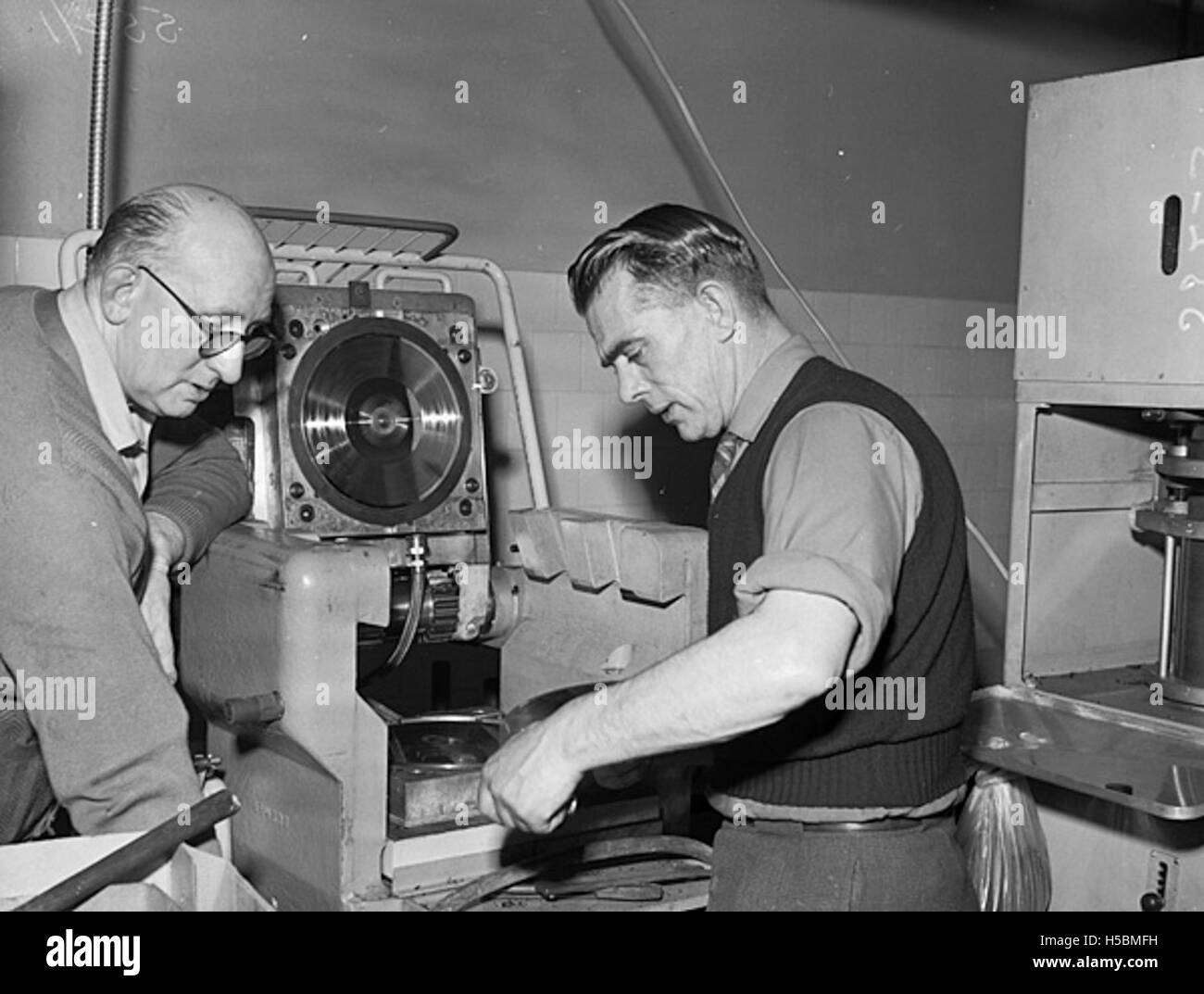 La Qualiton Records era un'etichetta discografica con sede a Pontardawe, Galles, nota per aver pubblicato vari dischi musicali. Questa caratteristica discute l'impatto dell'etichetta sull'industria musicale e le sue notevoli pubblicazioni nel XX secolo. Foto Stock