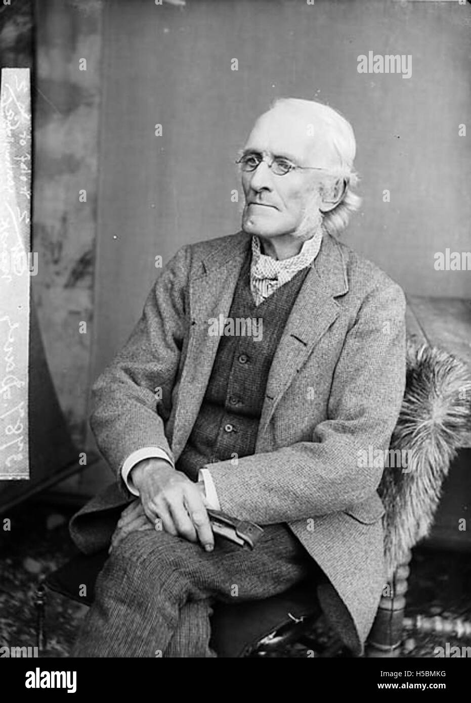 La fotografia intitolata "The Last of the Old Candlemakers" di Davies mostra una scena di produzione tradizionale di candele, catturando l'artigianato prima che diventasse in gran parte meccanizzato. L'immagine riflette un processo storico e il significato dei prodotti fatti a mano nei secoli precedenti. Foto Stock