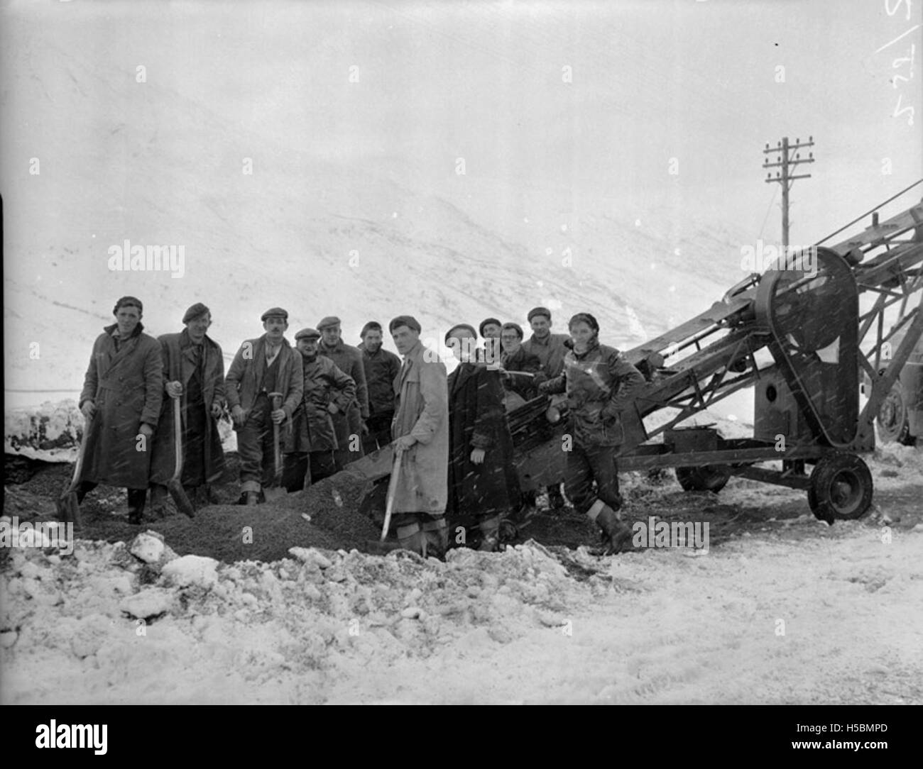 Viene mostrata una nuova macchina progettata per eliminare la neve a Nant Ffrancon. Questa innovativa attrezzatura ha probabilmente giocato un ruolo nel miglioramento del trasporto invernale e della sicurezza nella zona in condizioni di neve. Foto Stock
