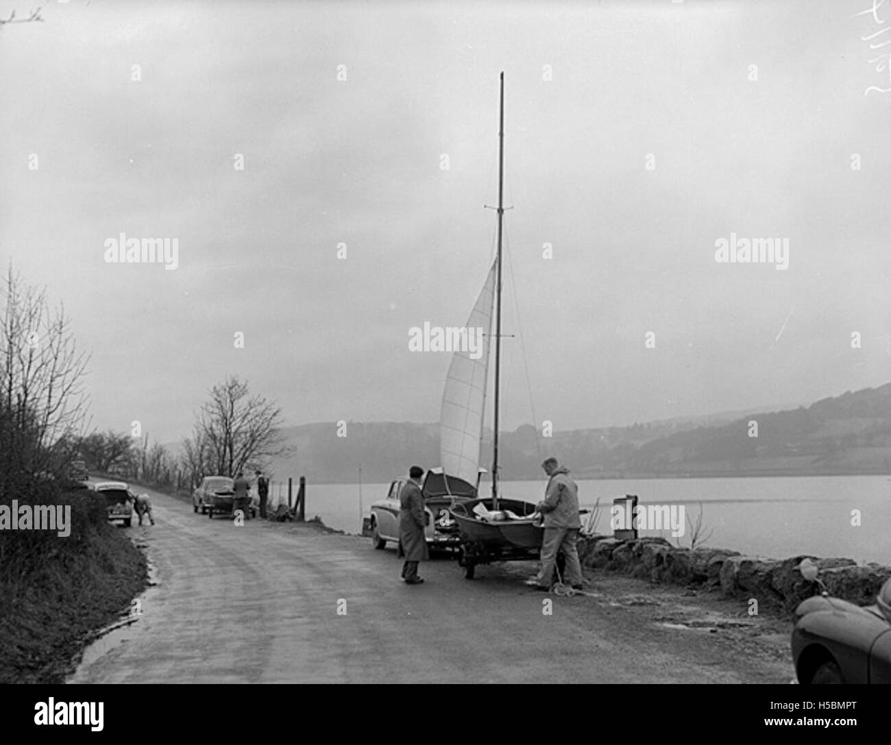 La navigazione sul lago Bala a gennaio rappresenta una scena invernale in cui gli individui si impegnano a navigare durante il freddo. Il lago Bala, situato nel Galles, è una destinazione popolare per vari sport acquatici durante tutto l'anno, anche in inverno. Foto Stock