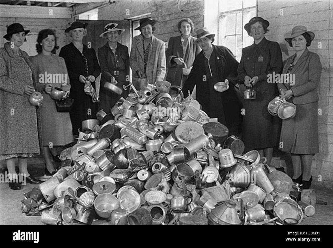 Questa collezione di rottami di alluminio a Welshpool è stata organizzata dal Women's Voluntary Service, un'organizzazione attiva durante la guerra per sostenere lo sforzo bellico con la raccolta di rottami. Foto Stock