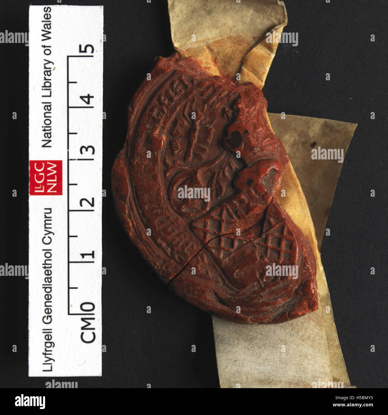 Questo documento, etichettato NLW Bronwydd 1414 Seal 2, contiene un sigillo più grande e fa parte della collezione dell'archivio storico. Si tratta di un manufatto importante per lo studio della documentazione legale e storica del periodo. Foto Stock