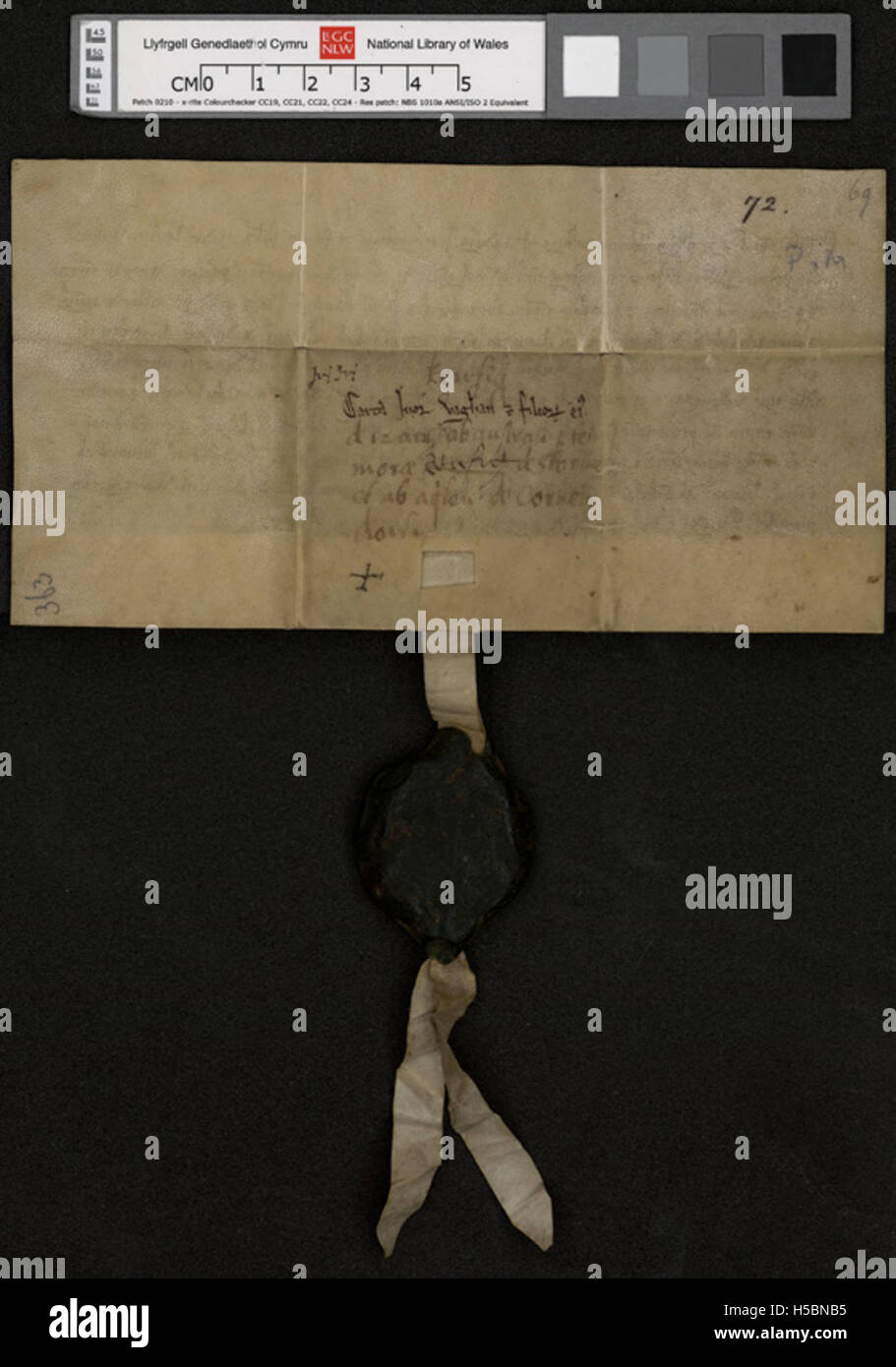 La NLW Penrice and Margam Deeds 72 Back fa parte di una raccolta che documenta le transazioni fondiarie in Galles. Questi atti offrono preziose informazioni sulla proprietà di proprietà e sulle questioni legali del periodo medievale, in particolare del XIV secolo. Foto Stock