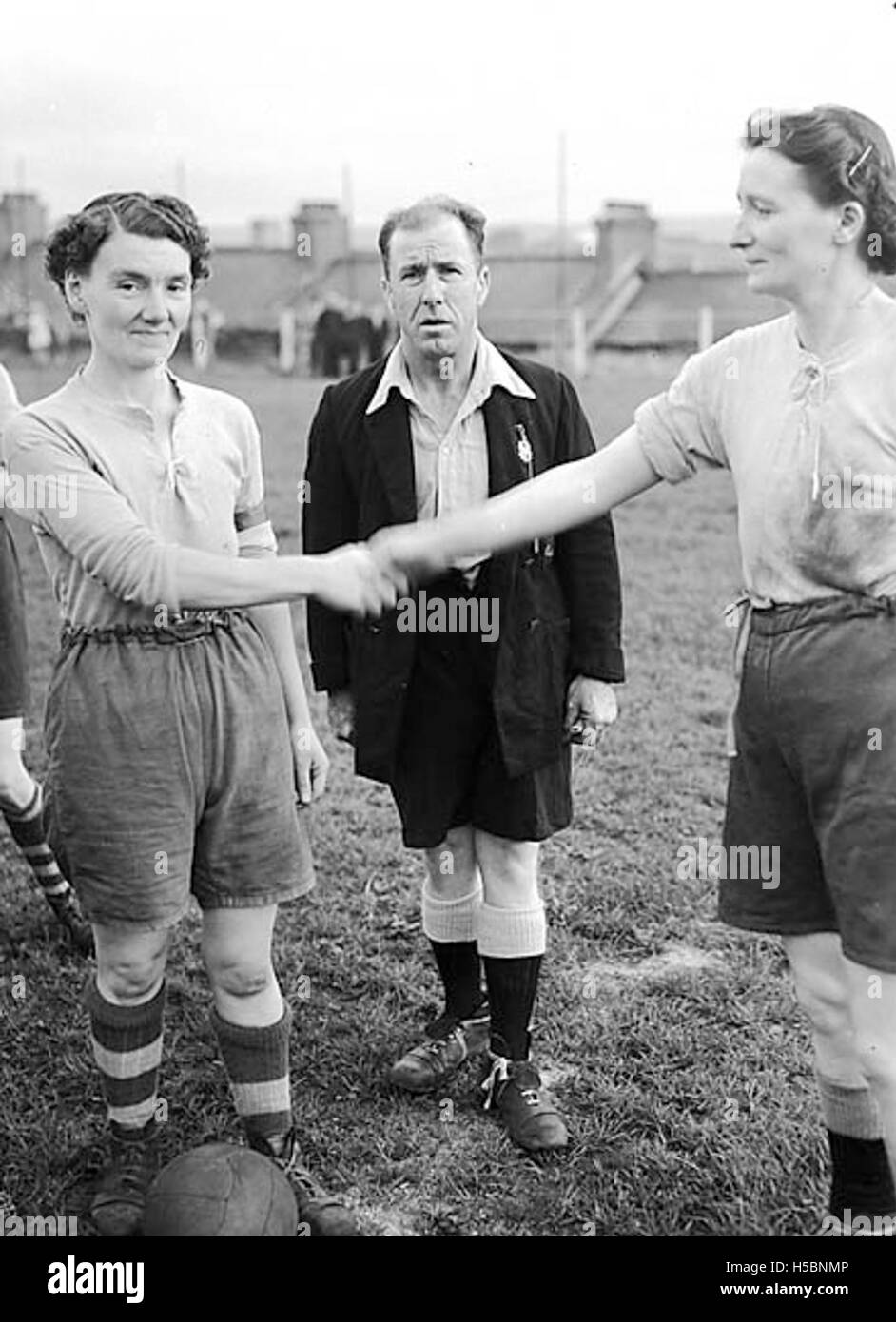 Questa fotografia raffigura una partita di calcio femminile a Treharris, una città del Galles. Sottolinea la partecipazione locale allo sport e il coinvolgimento precoce delle donne nel calcio competitivo. Foto Stock