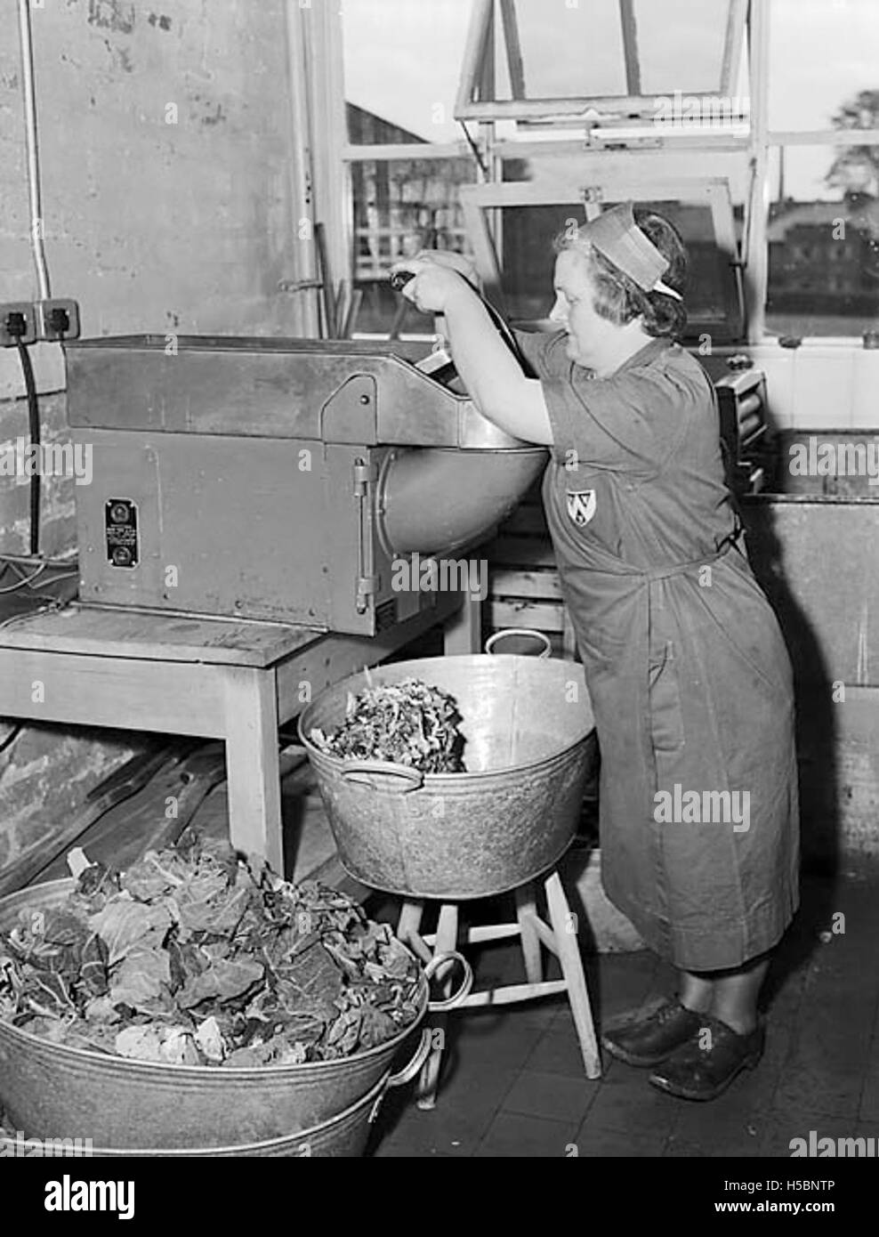 Una fotografia storica raffigurante gli studenti della Scuola Nazionale di Oswestry durante una cena scolastica, che mostra l'ambiente educativo e sociale dell'epoca. Foto Stock