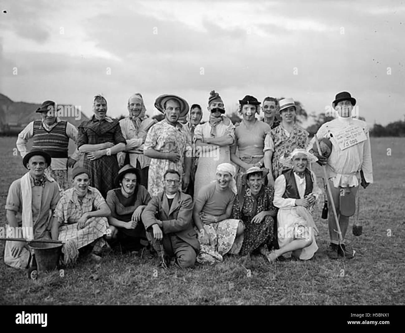 Una partita di calcio a fumetti organizzata per raccogliere fondi per il St Martins Parish Church Appeal Fund, che mostra il coinvolgimento della comunità spensierata in una causa caritatevole. Foto Stock