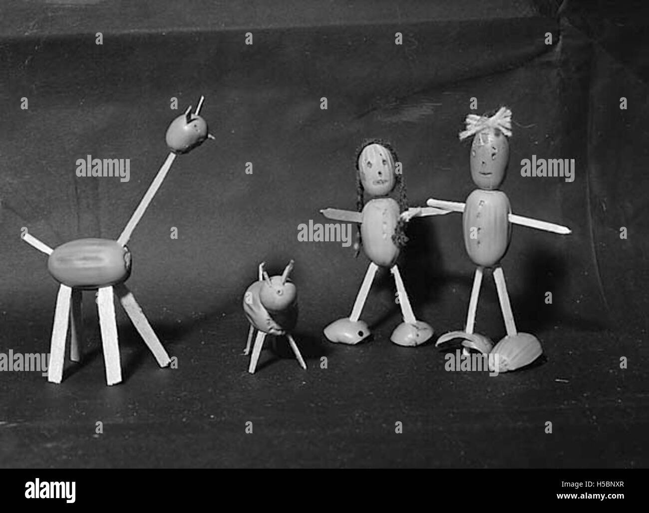 Il titolo "The Acorn Toys" si riferisce probabilmente a una serie di giocattoli o a una collezione a tema attorno alle ghiande. Potrebbe trattarsi di un insieme storico di giocattoli o oggetti per bambini associati alla natura o alla silvicoltura. Foto Stock