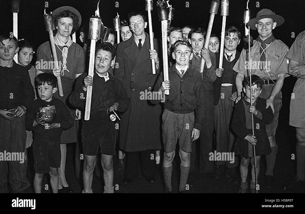 Gli Ellesmere Scouts e Cubs hanno tenuto una processione di fiaccolate e un falò a Whitchurch per celebrare la Guy Fawkes Night. L'evento prevedeva feste tradizionali con torce, fuoco e l'incontro della comunità locale per l'occasione. Foto Stock Gli Ellesmere Scouts e Cubs hanno tenuto una processione di fiaccolate e un falò a Whitchurch per celebrare la Guy Fawkes Night. L'evento prevedeva feste tradizionali con torce, fuoco e l'incontro della comunità locale per l'occasione. Foto Stock