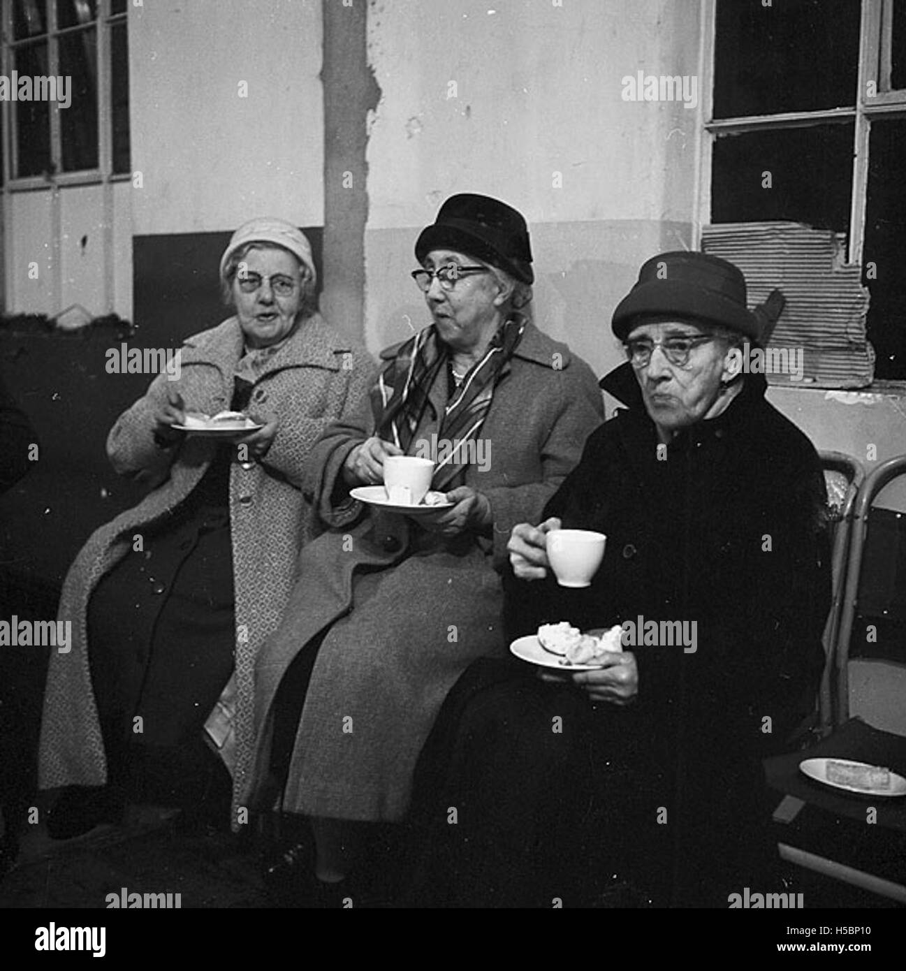 I membri dell'Holyhead Youth Club vengono mostrati intrattenere i membri anziani della comunità durante una festa di Natale, illustrando attività intergenerazionali. Foto Stock I membri dell'Holyhead Youth Club vengono mostrati intrattenere i membri anziani della comunità durante una festa di Natale, illustrando attività intergenerazionali. Foto Stock