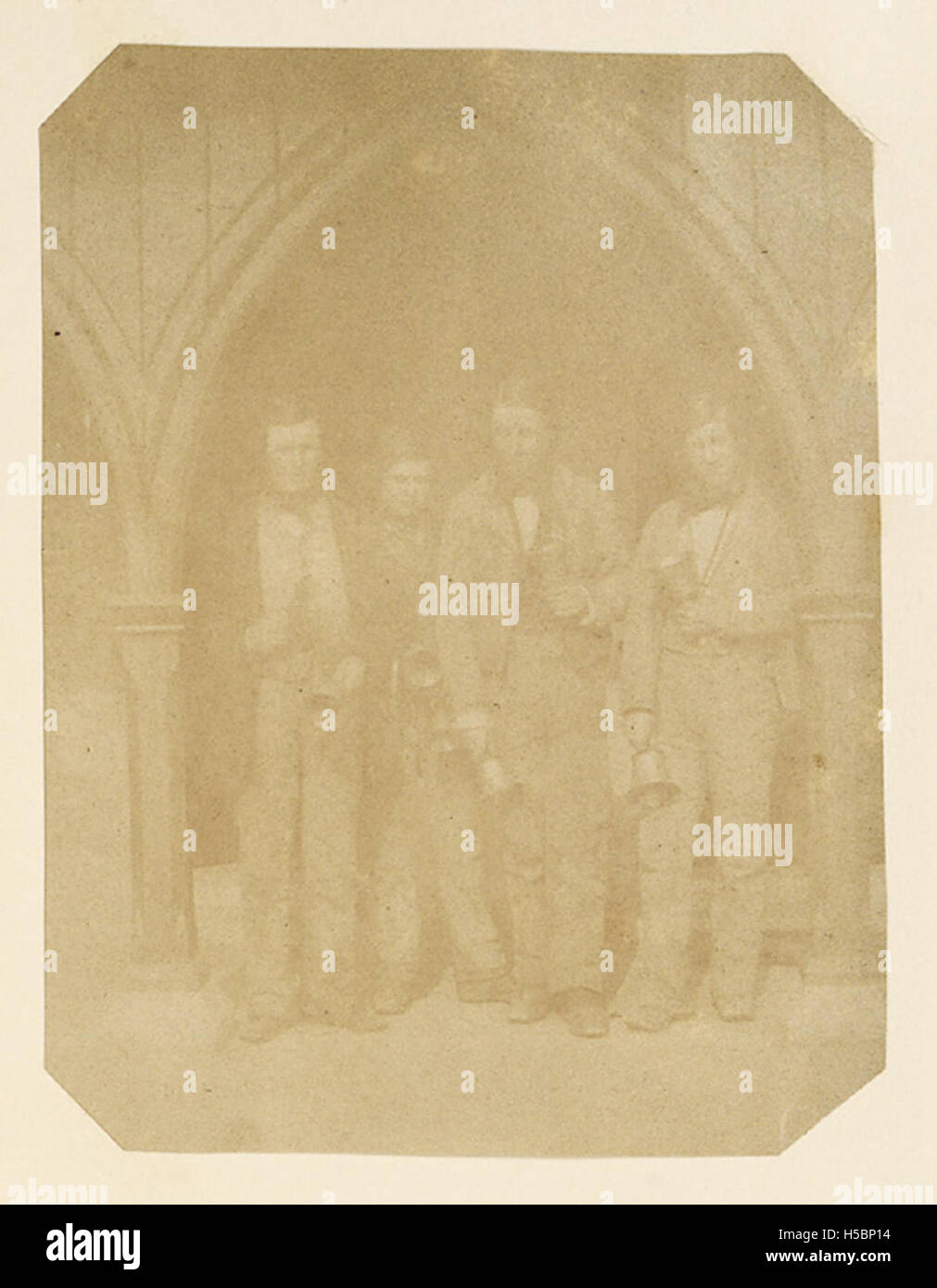 "The Ringers" si riferisce probabilmente a individui o a un gruppo coinvolti nell'atto di suoneria, una pratica con un significato sia sociale che religioso. Può anche riferirsi a un gruppo noto per il suo ruolo in un evento o una performance della comunità. Foto Stock