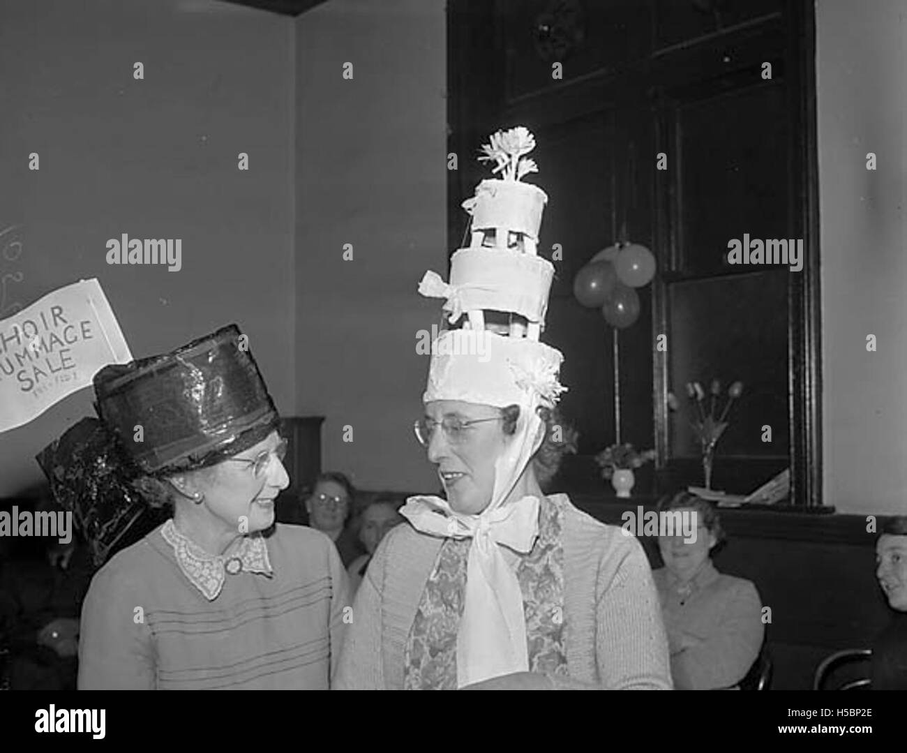 Il Partito dell'Unione delle madri, tenutosi presso la sala massonica di Oswestry, rappresenta un incontro sociale o un evento organizzato dalla Mothers Union, un'organizzazione cristiana globale a sostegno della vita familiare. L'evento si è svolto presso la Massonic Hall di Oswestry. Foto Stock