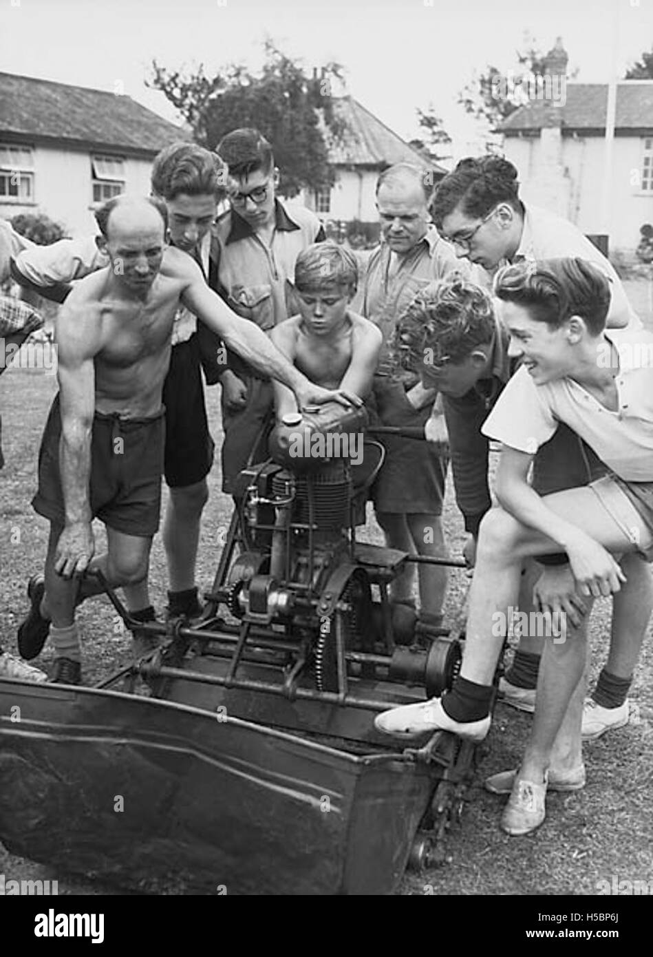 Questa immagine mostra un gruppo di ragazzi di miniera in un campo di vacanze a St Athan, Galles. Il campo era probabilmente organizzato per i bambini delle famiglie minerarie del carbone, offrendo loro attività ricreative ed educative durante il loro tempo lontano dal lavoro o dalla scuola. Foto Stock Questa immagine mostra un gruppo di ragazzi di miniera in un campo di vacanze a St Athan, Galles. Il campo era probabilmente organizzato per i bambini delle famiglie minerarie del carbone, offrendo loro attività ricreative ed educative durante il loro tempo lontano dal lavoro o dalla scuola. Foto Stock
