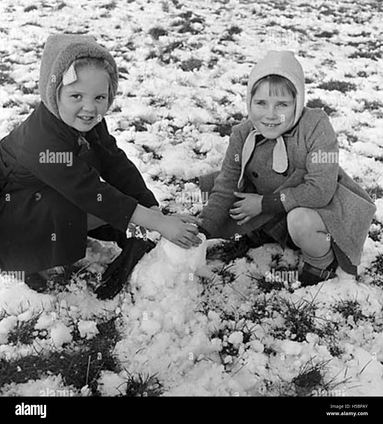 Le scene di neve scattate alla Oswestry Infant School in Middleton Road a Oswestry mostrano il terreno della scuola coperto di neve. Queste fotografie evidenziano i cambiamenti stagionali nell'ambiente locale e forniscono una visione nostalgica della scuola durante i mesi invernali. Foto Stock