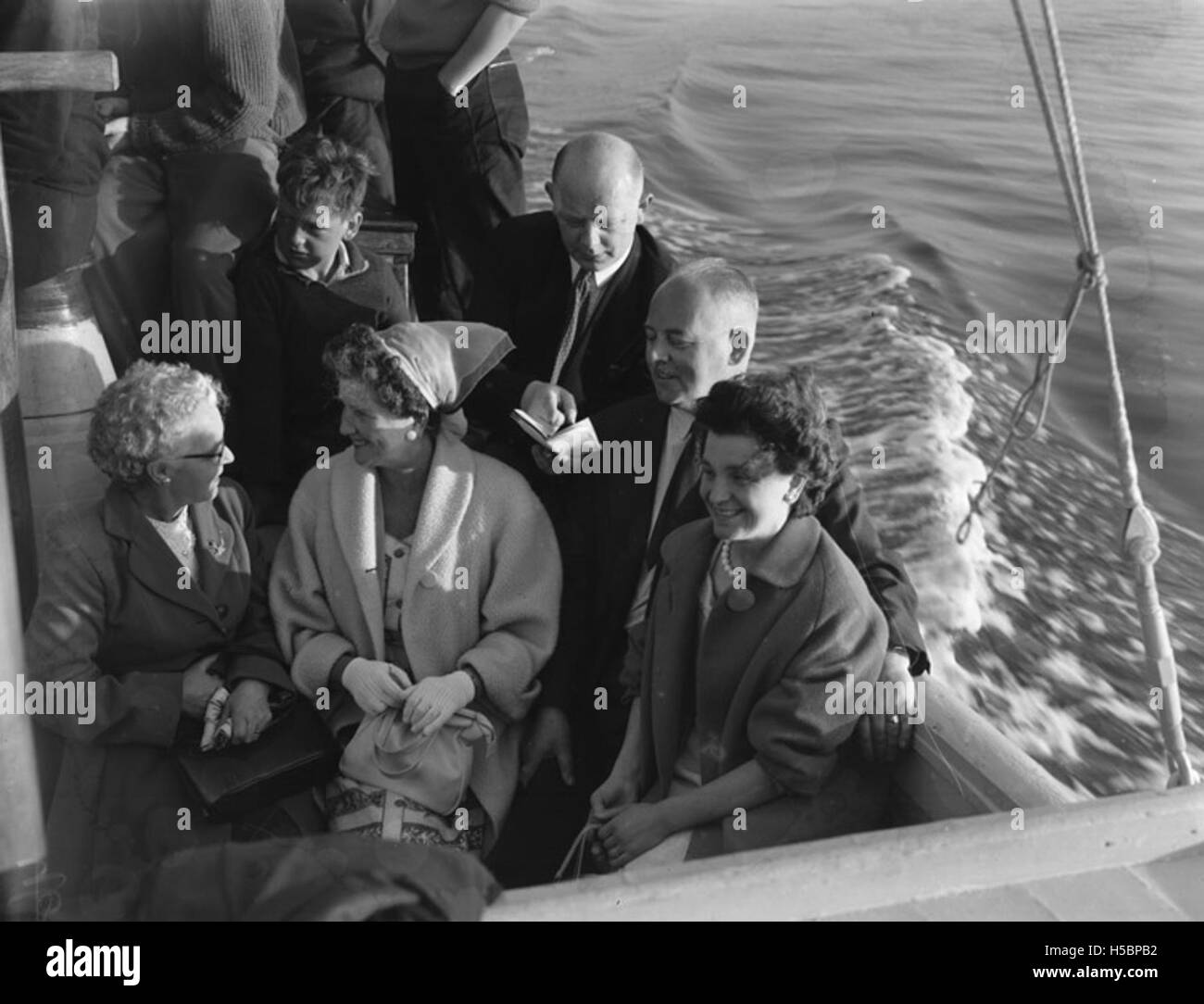 Un evento storico che segna la grande nuotata trans-Menai, una notevole sfida o competizione attraverso lo stretto di Menai in Galles, evidenziandone il significato culturale e il contesto storico. Foto Stock