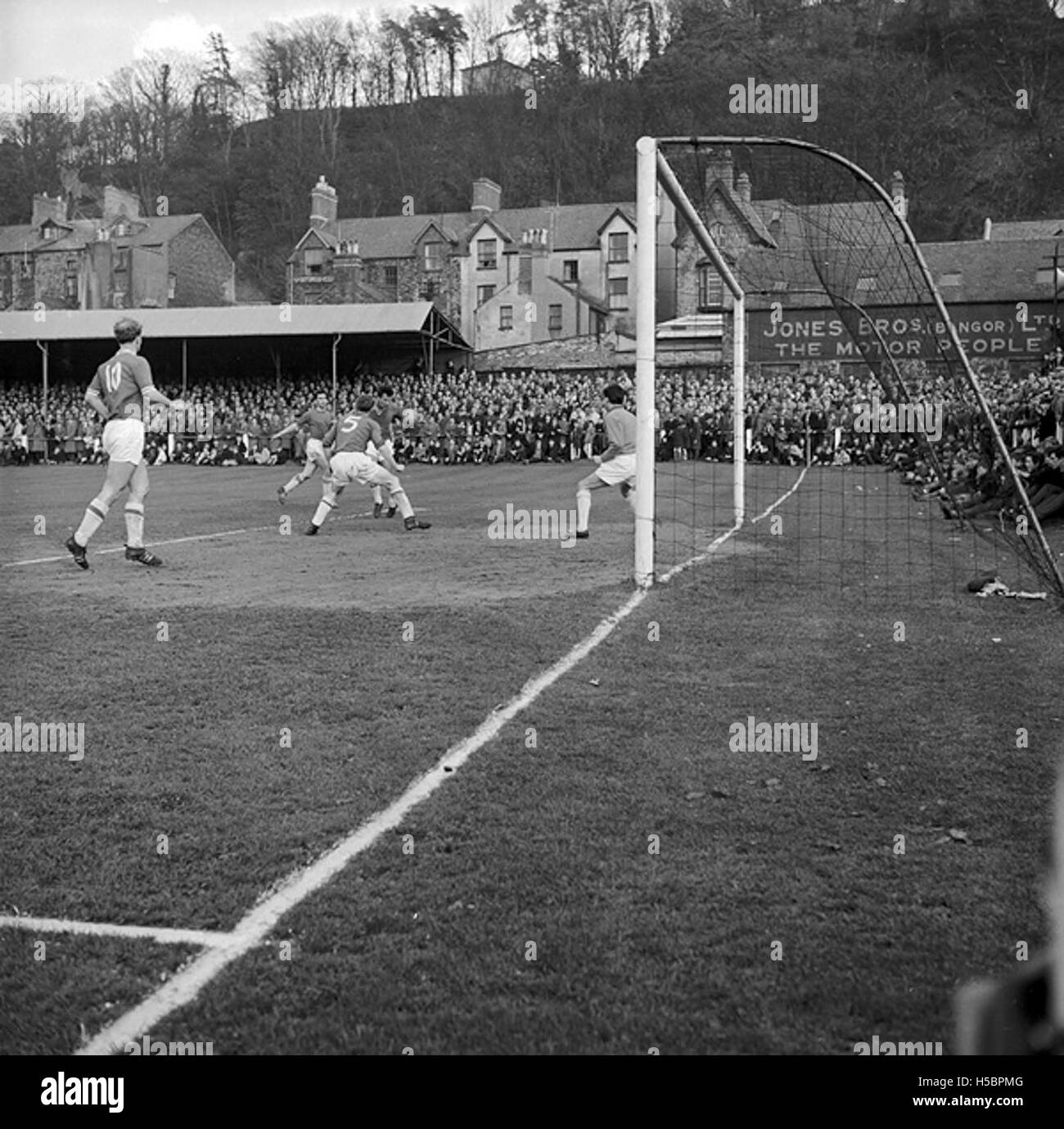 Un'immagine che mostra la partita di calcio tra Bangor City e Cardiff City durante la competizione Welsh Cup, catturando l'evento sportivo dei primi anni del XX secolo. Foto Stock
