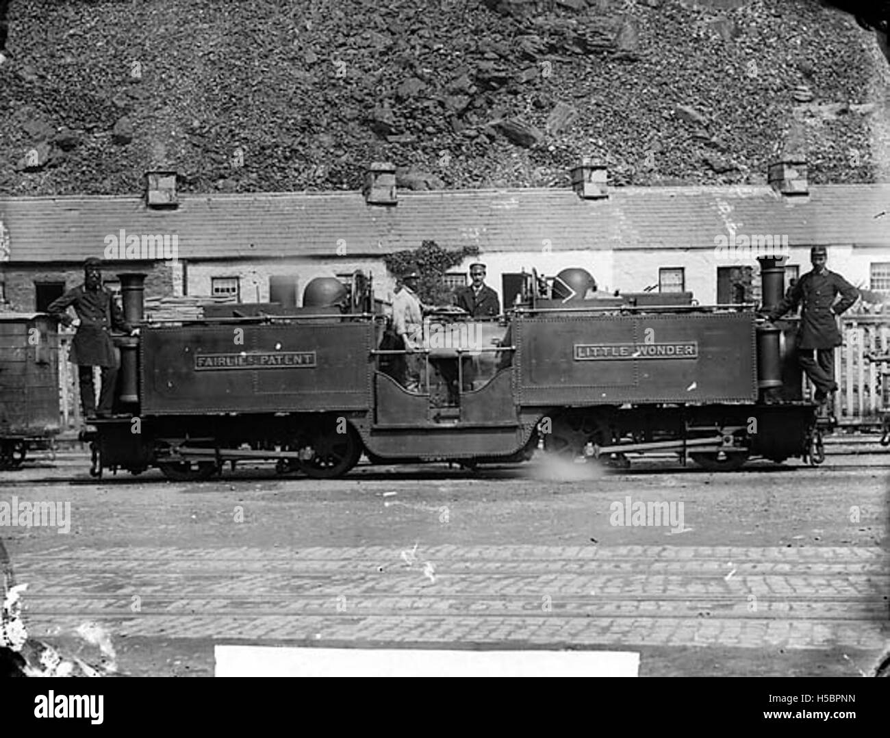 Il motore Little Wonder, una locomotiva a scartamento ridotto, fa parte della Ffestiniog Railway, un'iconica linea ferroviaria gallese conosciuta per i suoi treni storici e il percorso panoramico. Foto Stock