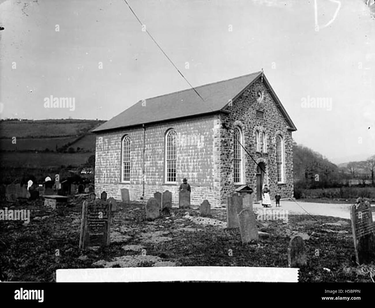 Una fotografia di Capel Rhydwilym, situata a Llandysilio, Sir Gaerfyrddin, Galles, raffigurante la cappella e l'area circostante in un contesto rurale gallese. Foto Stock