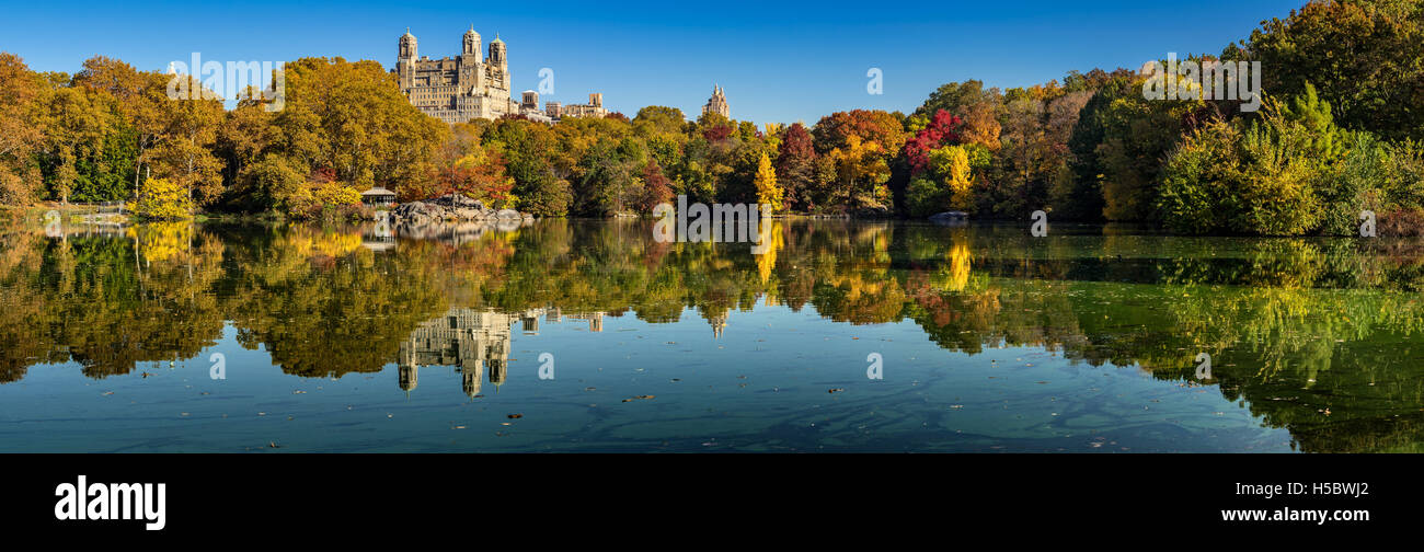 Il lago di Central Park in pieno i colori autunnali in inizio di mattina di luce. Manhattan, New York City Foto Stock