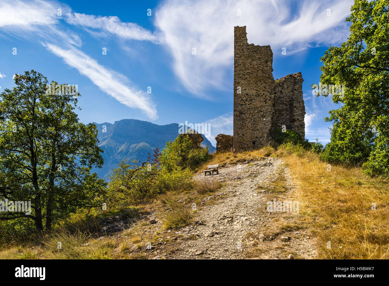 Rovine del Castello di San Firmino all'ingresso della valle di Valgaudemar nelle Hautes-Alpes. Estate nel Sud delle Alpi francesi Foto Stock