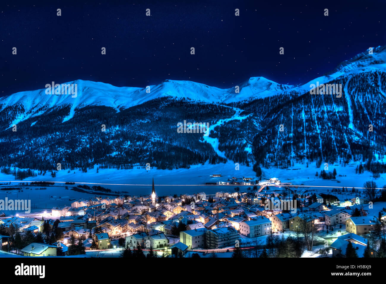Zuoz - Engadina - Svizzera vicino a St Moritz in una notte d'inverno Foto Stock
