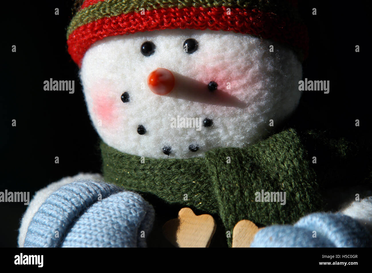 Felice fatti a mano notturna pupazzo di neve scintillante con sfondo scuro Foto Stock