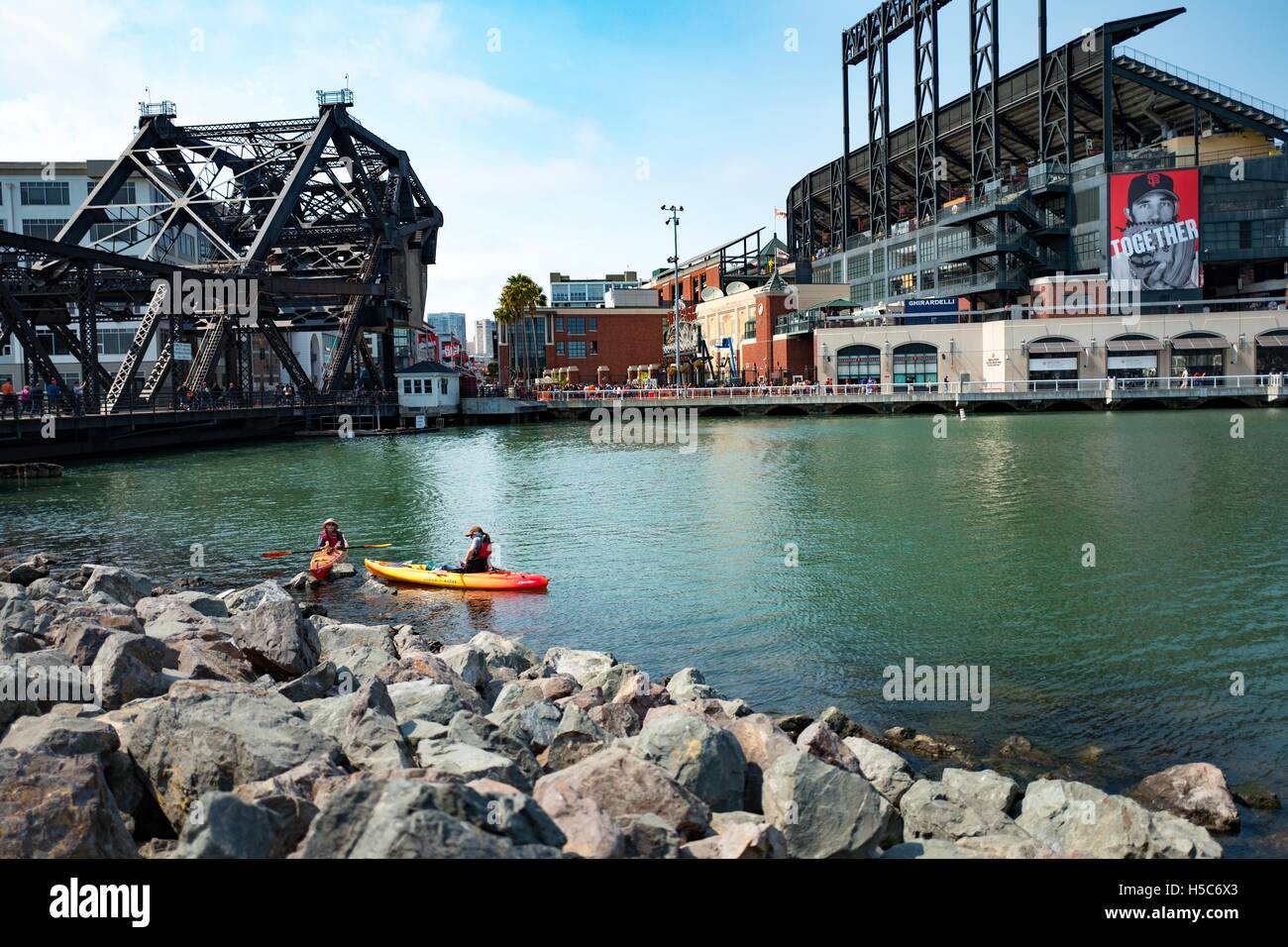 Kayak in McCovey Cove vicino ATT park, San Francisco, California, 21 agosto 2016 Foto Stock
