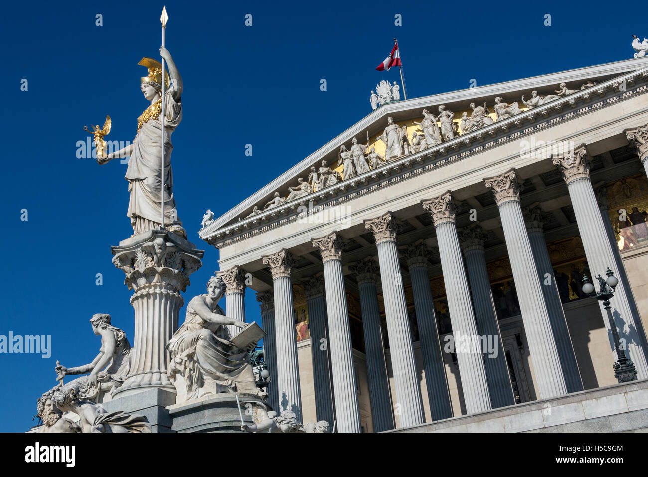Statue presso gli edifici del Parlamento su Ringstrabe di Vienna in Austria. Il Parlamento austriaco è il legislatore bicamerale in Au Foto Stock
