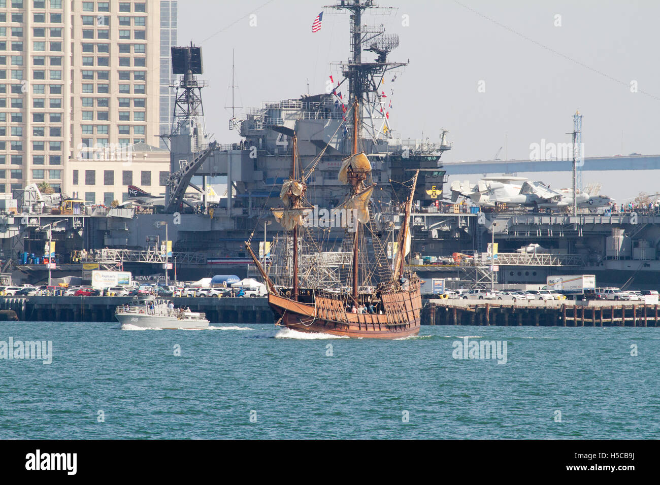 Tall Ship San Salvador con USS Midway in background durante il Festival 2016 di vela, sfilata di navi, Baia di San Diego, CA Foto Stock