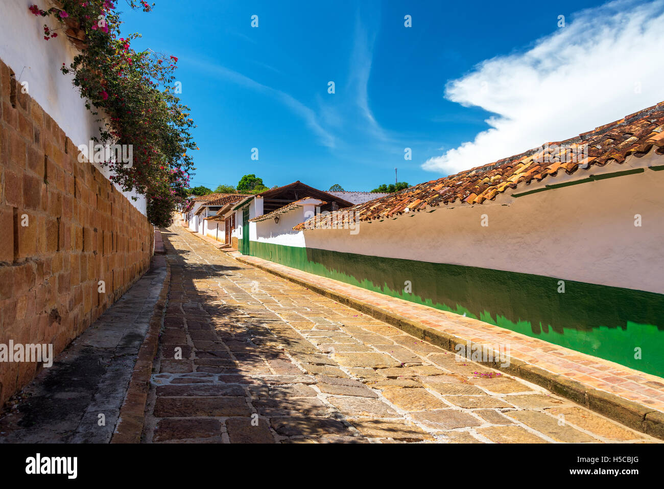 Vista della strada coloniale nella storica cittadina di Barichara, Colombia Foto Stock