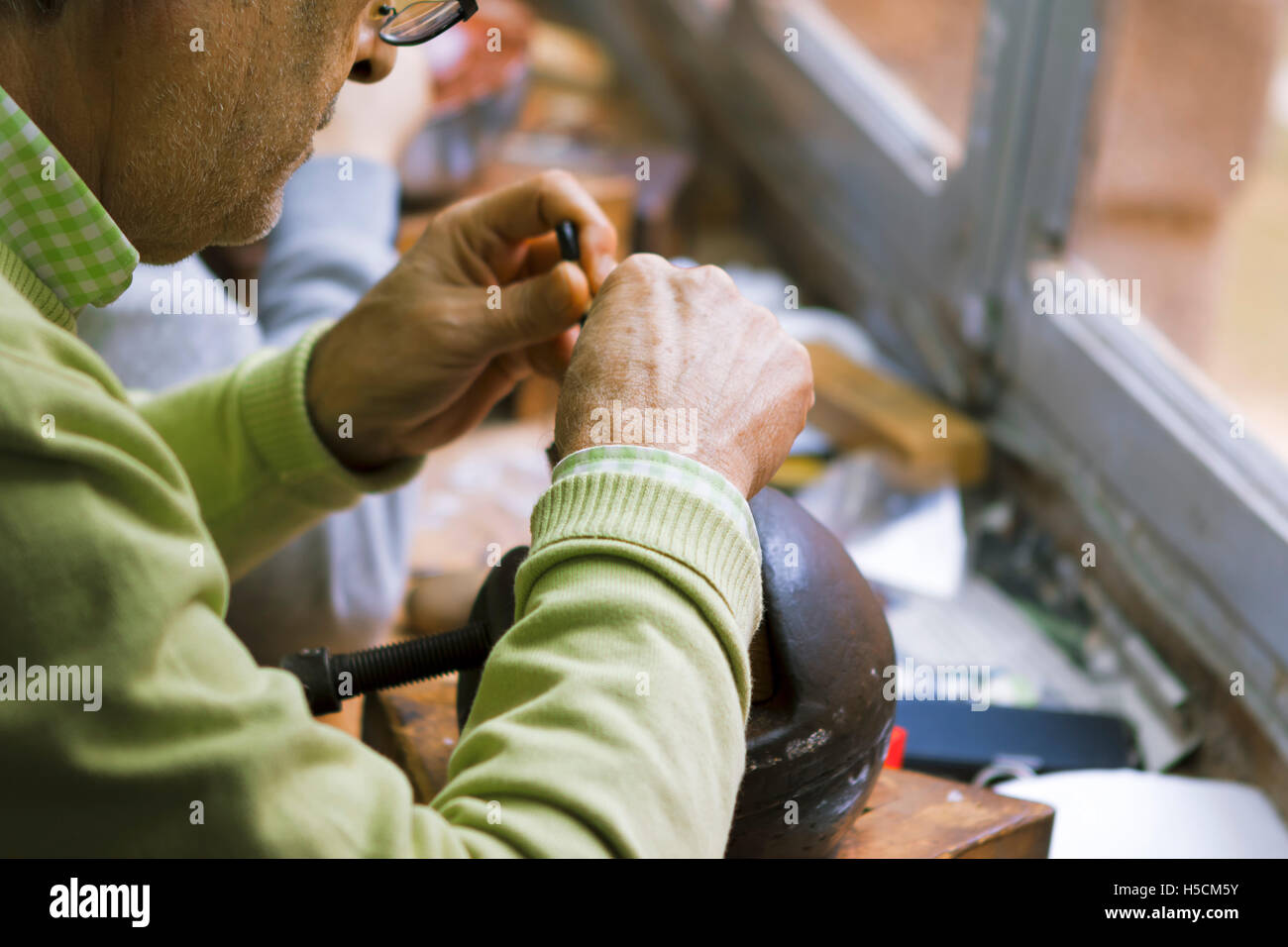 Toledo, Spagna - 04 Novembre 2015: gioiellerie artigiane creazione di fatto a mano articoli di bigiotteria in officina. Foto Stock