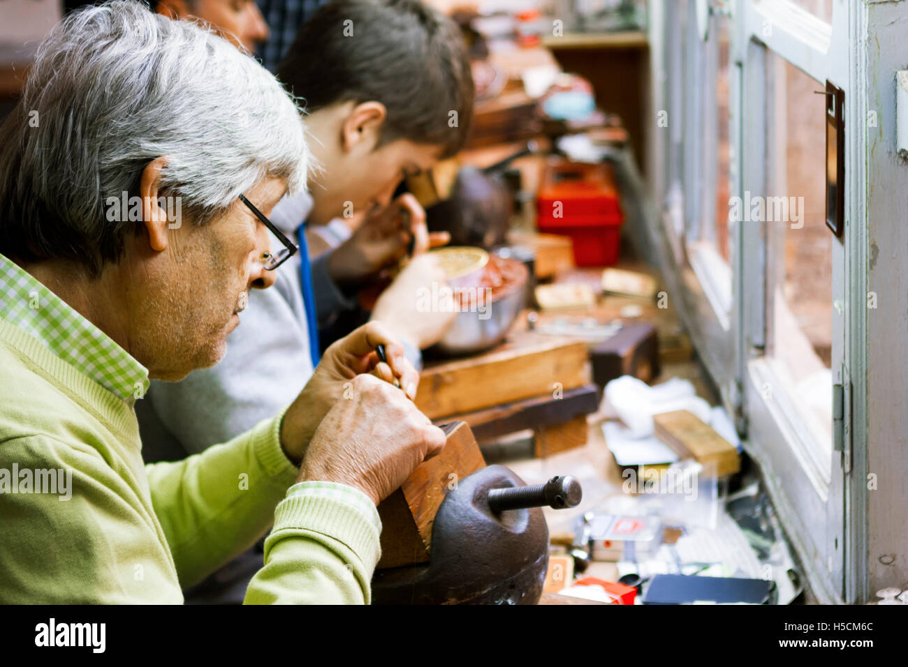 Toledo, Spagna - 04 Novembre 2015: gioiellerie artigiane creazione di fatto a mano articoli di bigiotteria in officina. Foto Stock