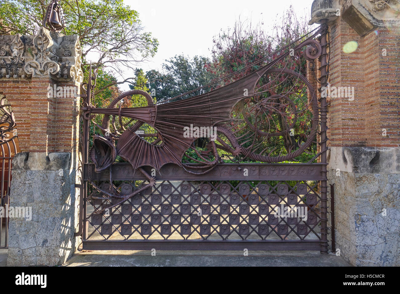 Gate a Finca Güell di Barcellona - un'attrazione turistica Foto Stock