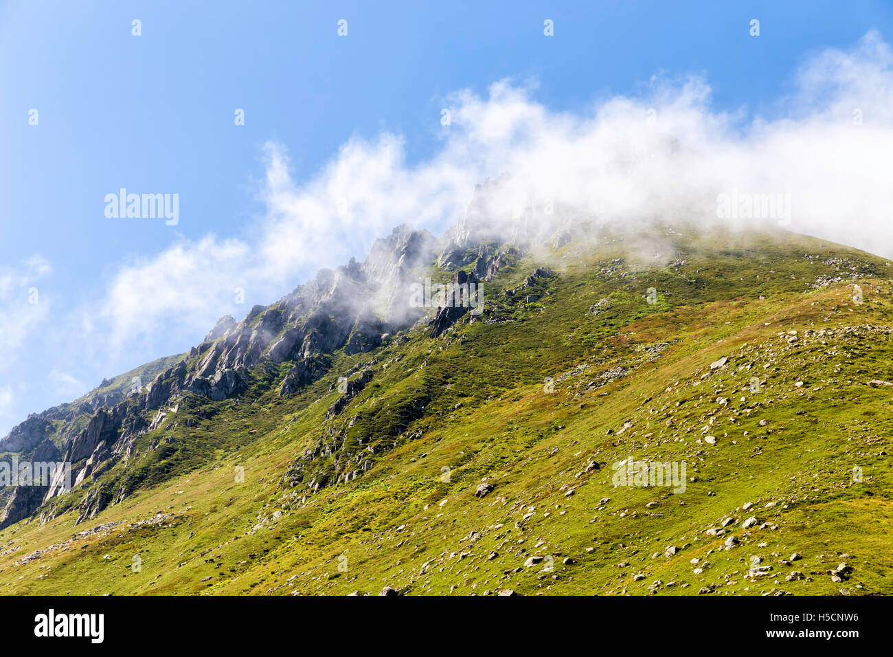 Una delle montagne Kackar, Kackars, foggy peak closeup view Foto Stock