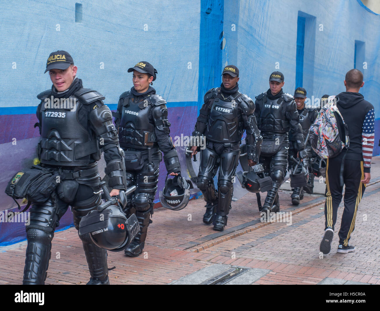 Bogotà, Colombia - 01 Maggio 2016: armati polizia per le strade di Bogotà Foto Stock